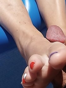 Enjoying oral pleasure beside the swimming pool